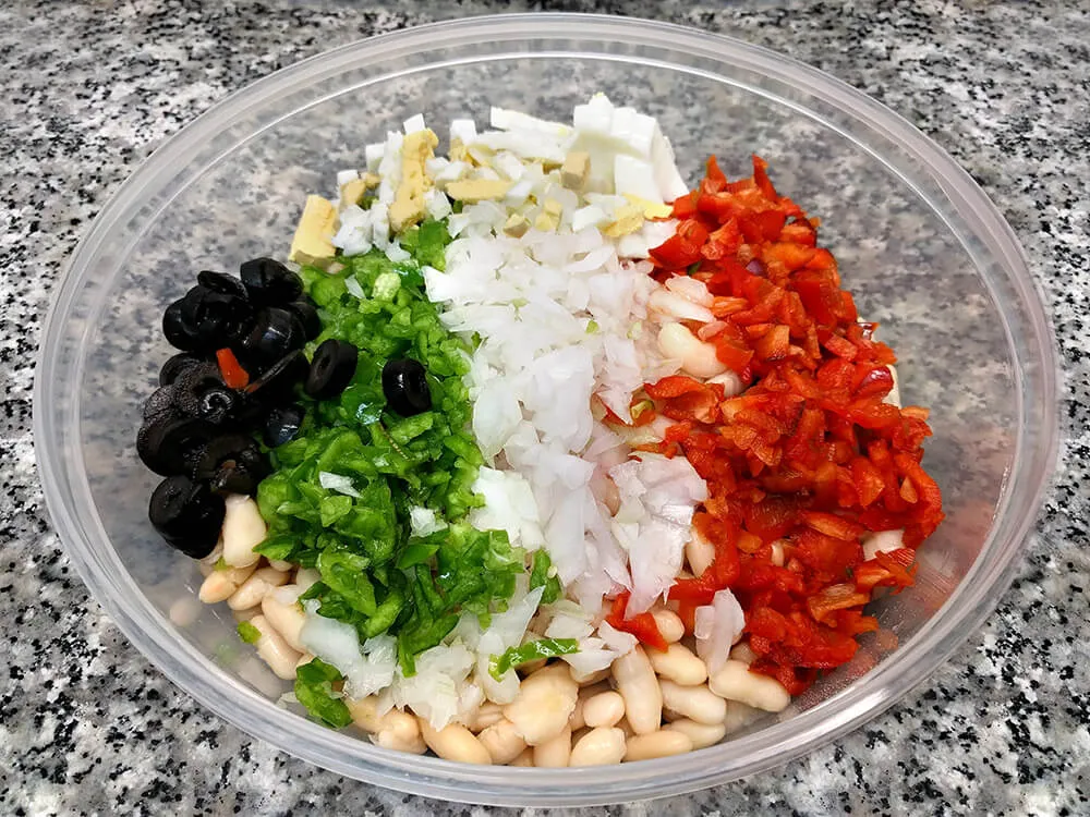 Alubias blancas con pimientos, cebolla, huevo duro, atún y olivas negras