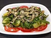 Base de la ensalada de judías verdes con champiñones