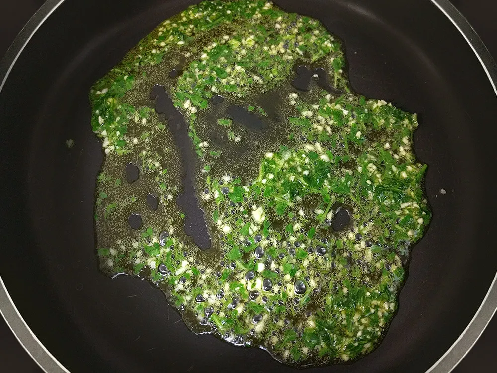 Aceite de ajo y perejil rehogándose