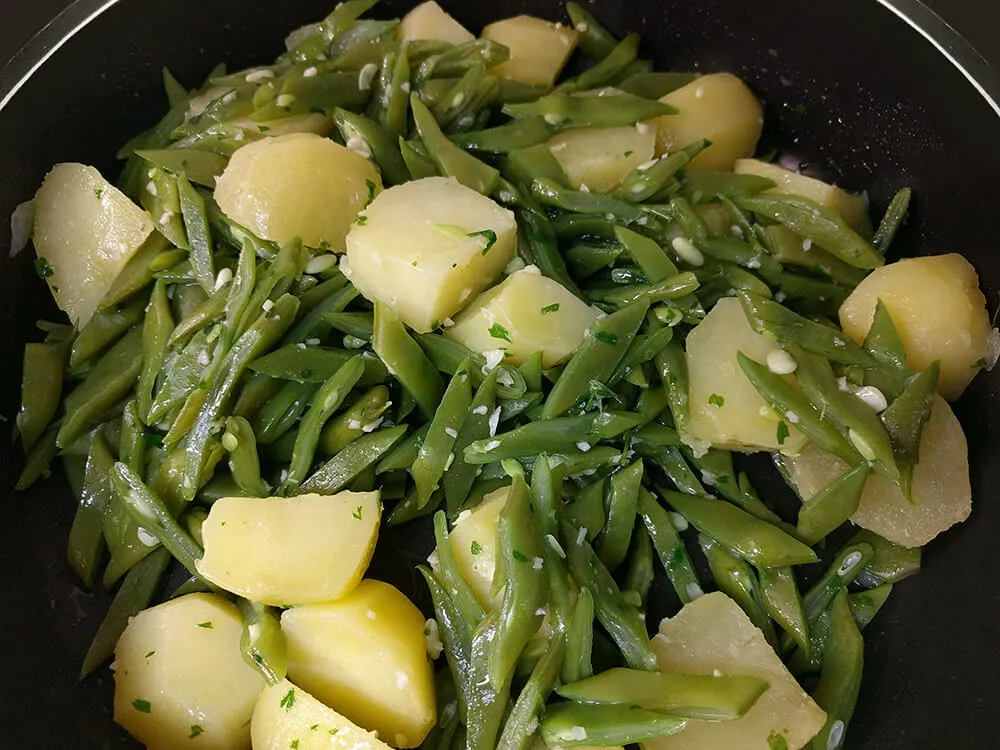 Verdura rehogada con ajo y perejil