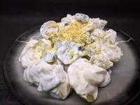 Presentación de Ensalada de patatas y bratwurst.