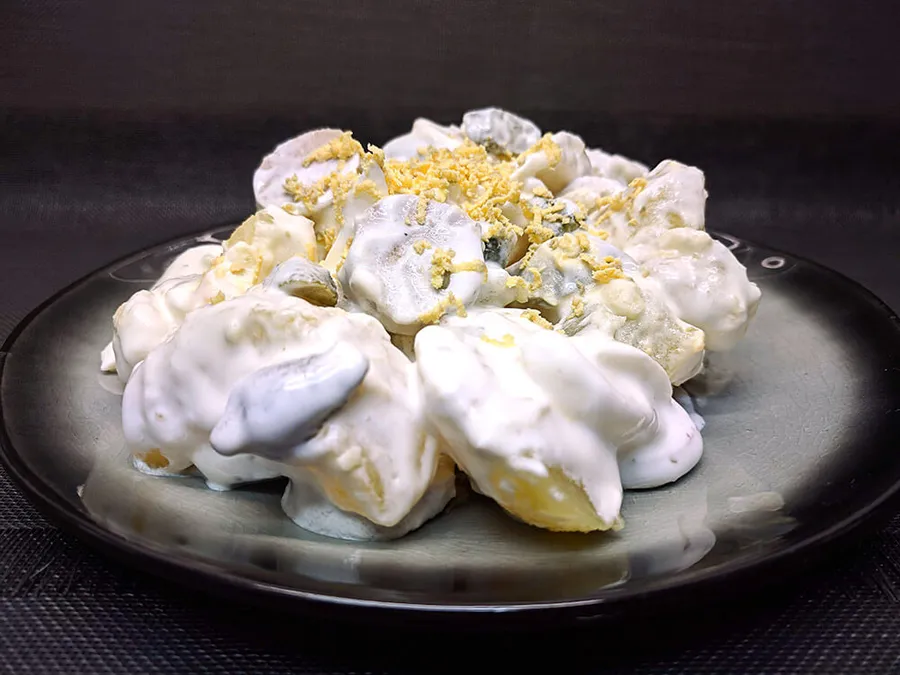 Presentación de Ensalada de patatas y bratwurst.