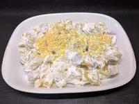 Ensalada de patatas y bratwurst.