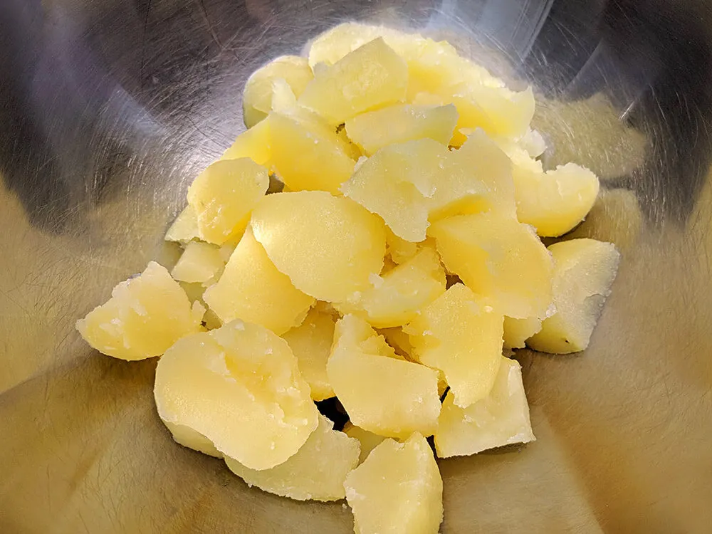 Patatas cocidas, peladas y cortadas.