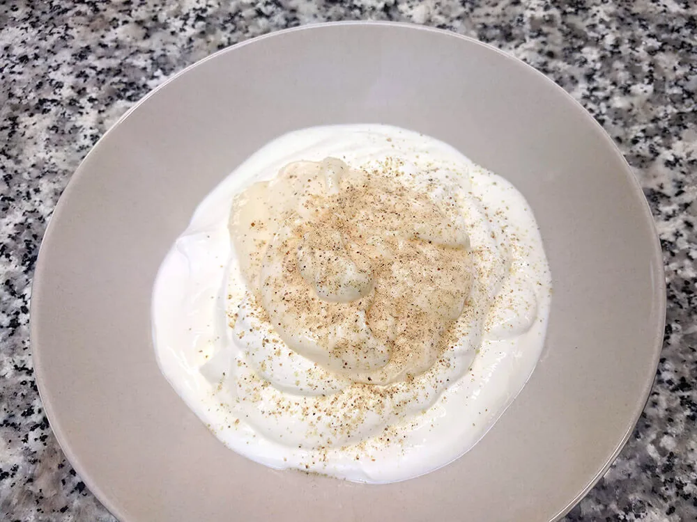 Yogur griego, mayonesa, sal y pimienta blanca.
