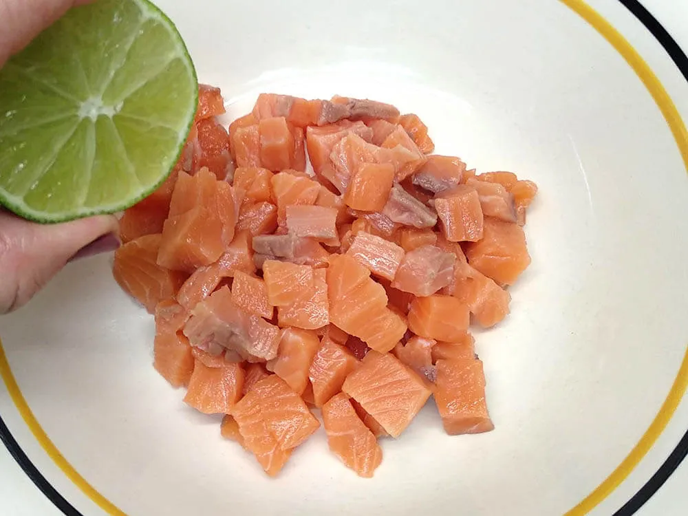 Salmón crudo cortado a dados.