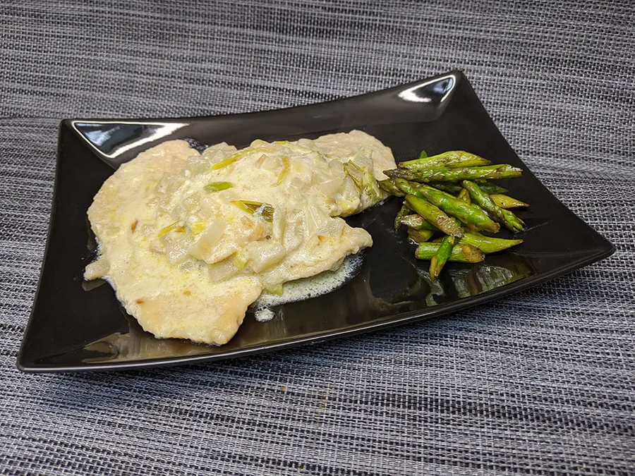 Escalopines de pollo con peras y ajos tiernos