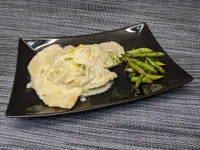 Escalopines de pollo con peras y ajos tiernos