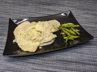 Escalopines de pollo con peras y ajos tiernos