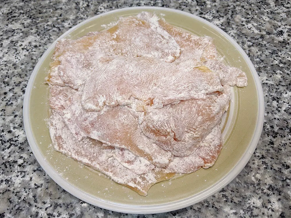 Escalopines de pollo enharinado.