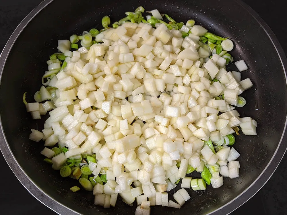 Ajos tiernos y peras salteados.