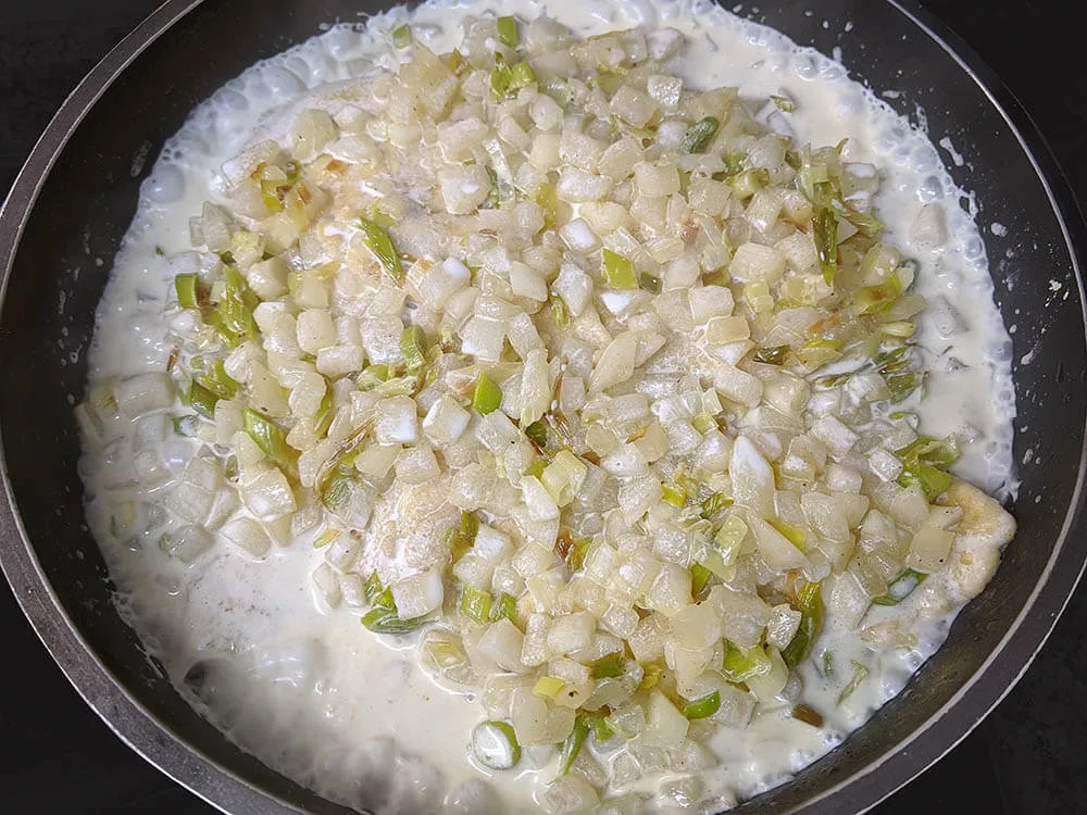 Pollo, pera y ajos salteados con crema de leche.