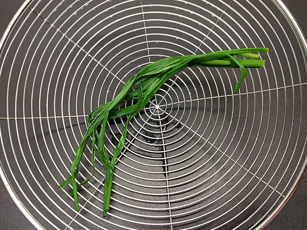 Cebollino en escurridor.