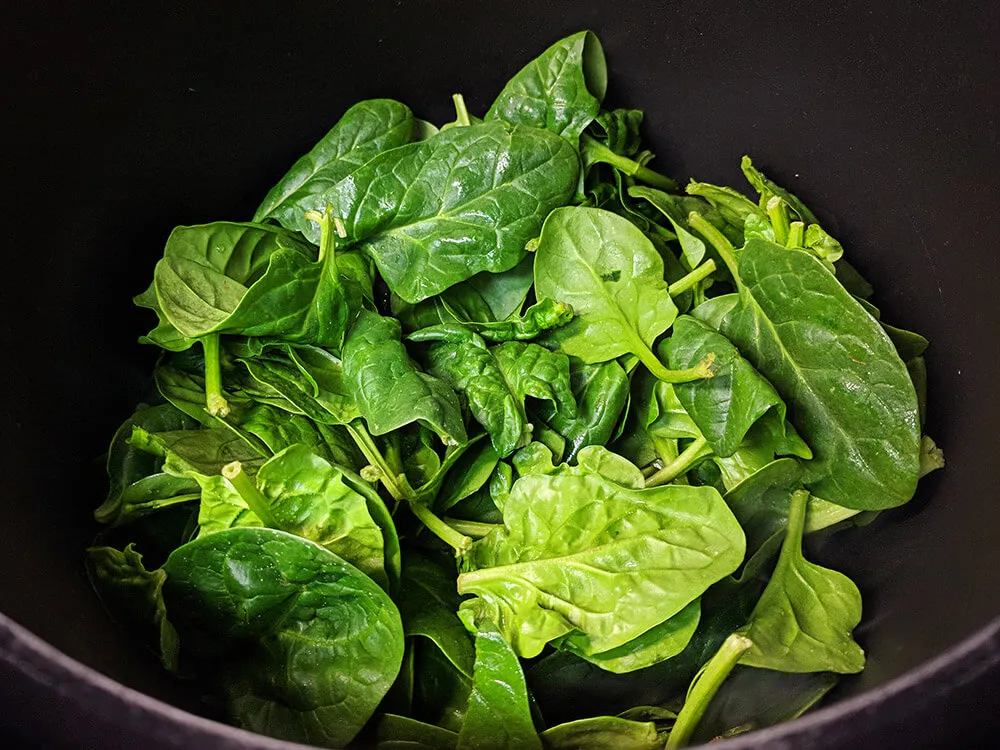 Puerro y espinacas baby rehogando.