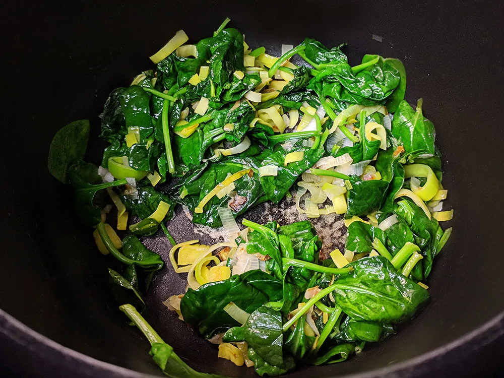 Puerro y espinacas baby rehogados.