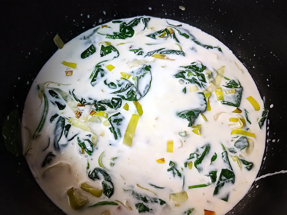 Salsa de puerro, espinacas baby y crema de leche.