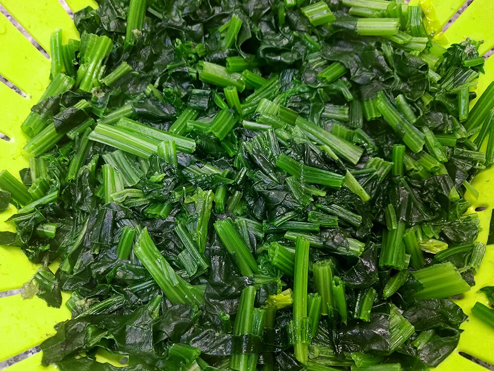 Espinacas hervidas escurriéndose