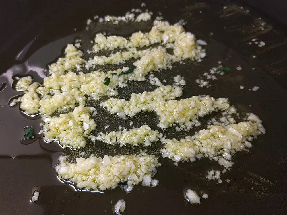 Ajo picado dorándose