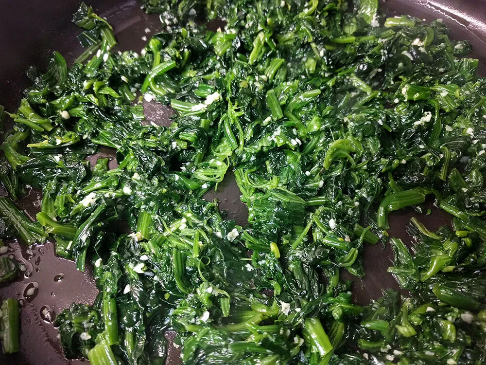 Espinacas friéndose