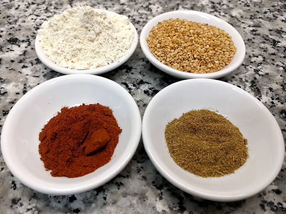 Pimentón rojo, comino, harina de garbanzos y semillas de sésamo