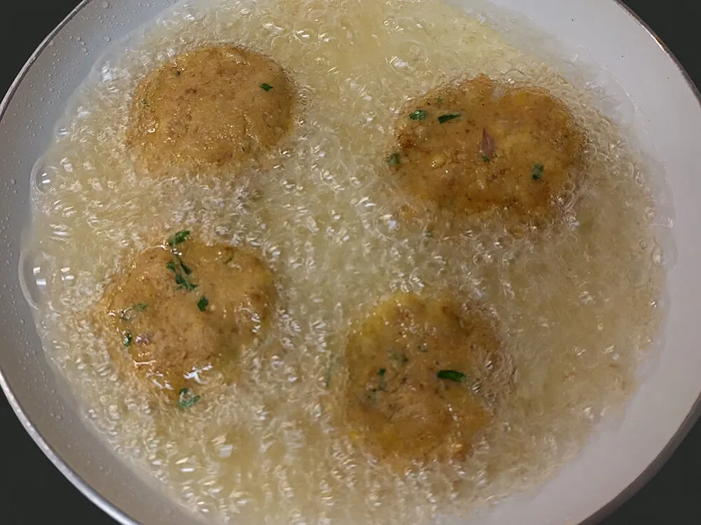Falafel friéndose en aceite