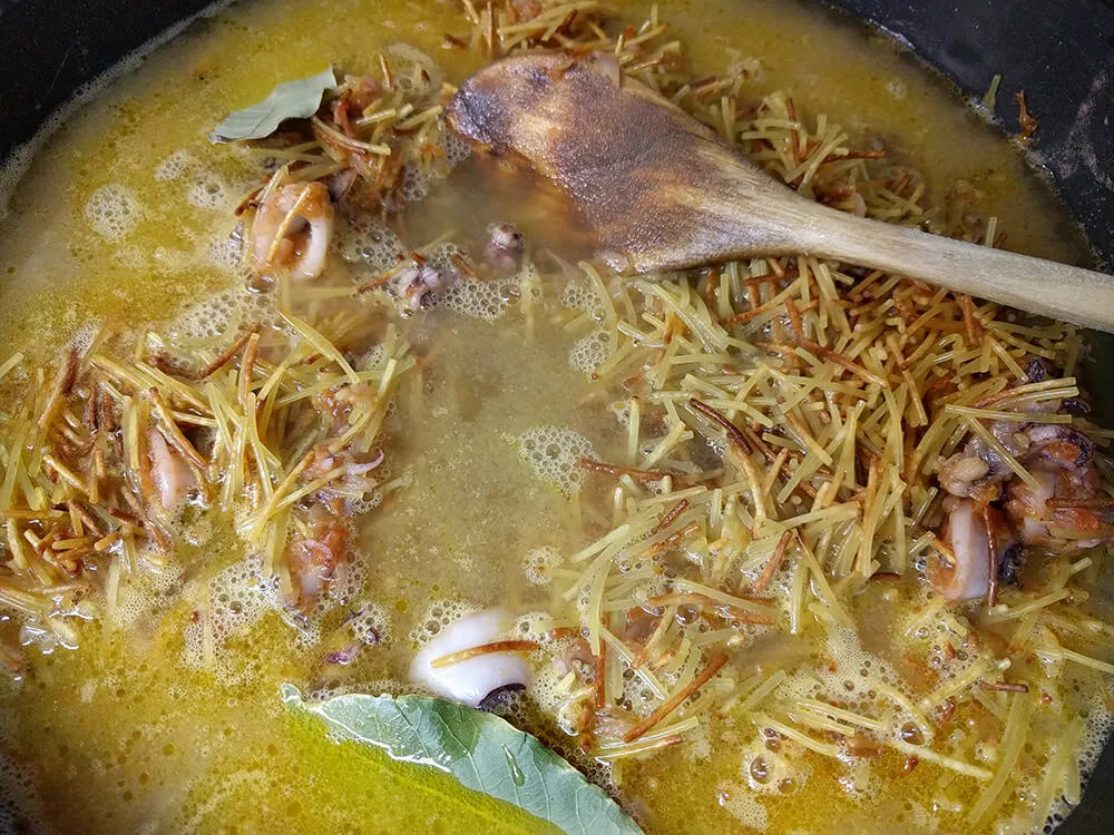 Fideos con caldo de pescado