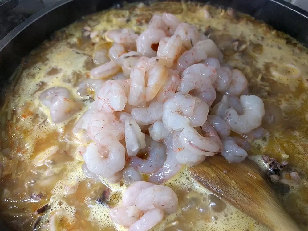 Añadimos el caldo de pescado a los fideos