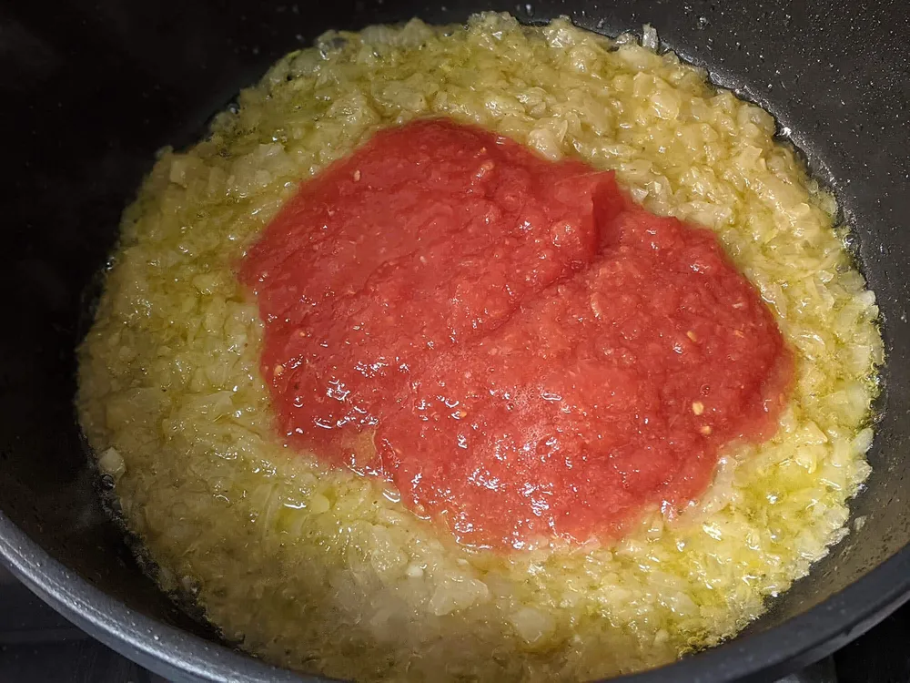 Cebolla frita y tomate rallado.