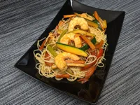 Fideos de arroz con langostinos.