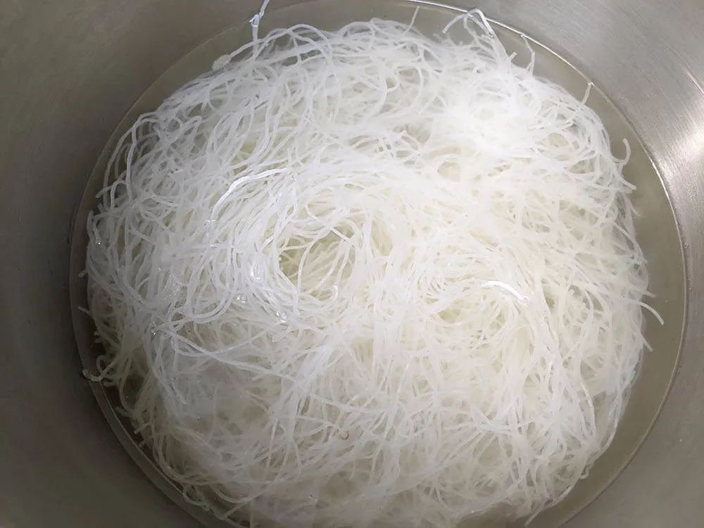 Fideos de arroz en agua.