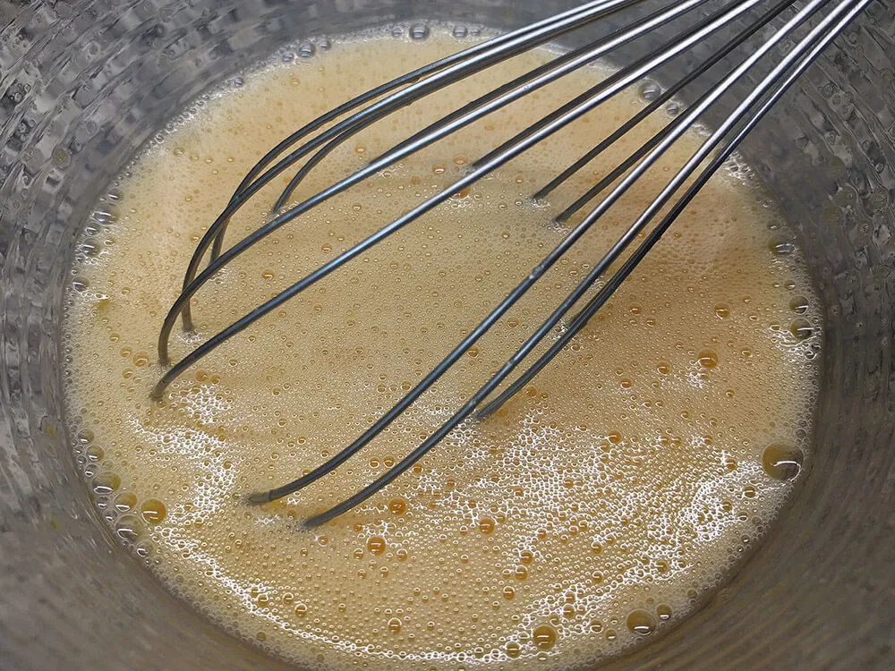 Huevos batidos con azúcar, café y leche