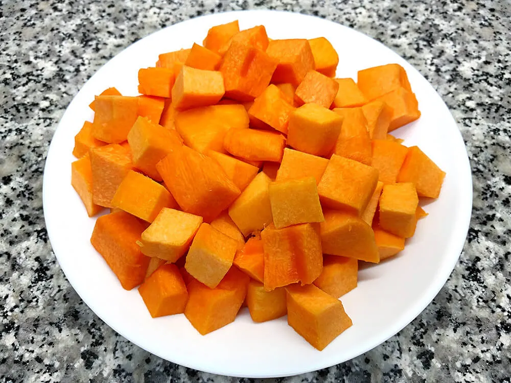 Calabaza sin piel cortada a dados.