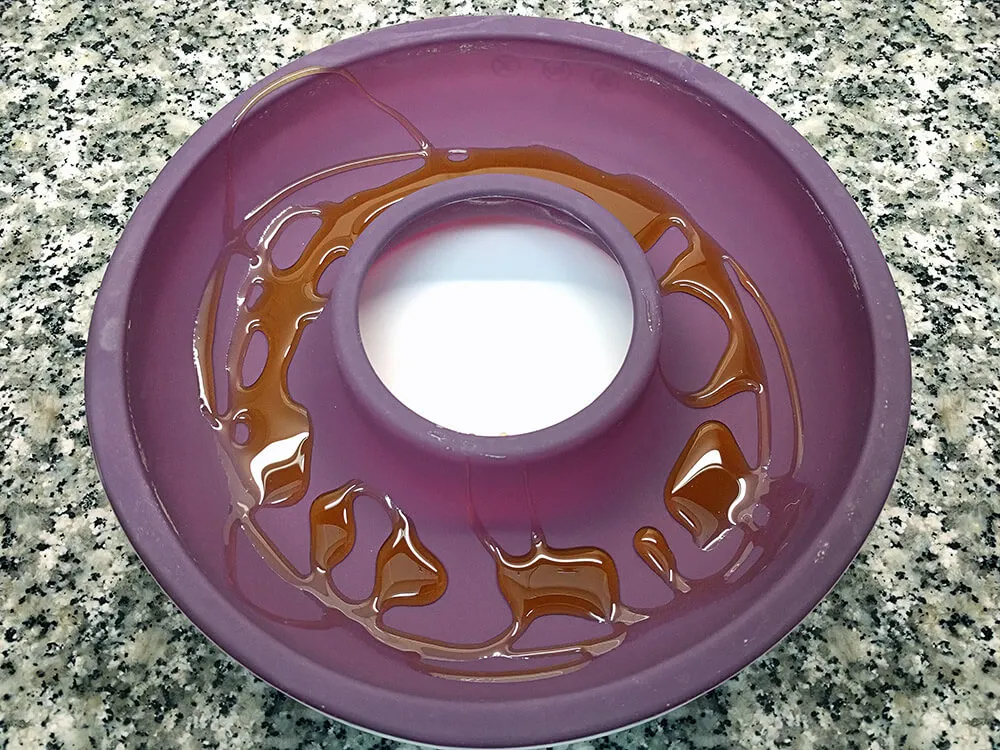 Molde de corona para flan de calabaza con sirope de agave.