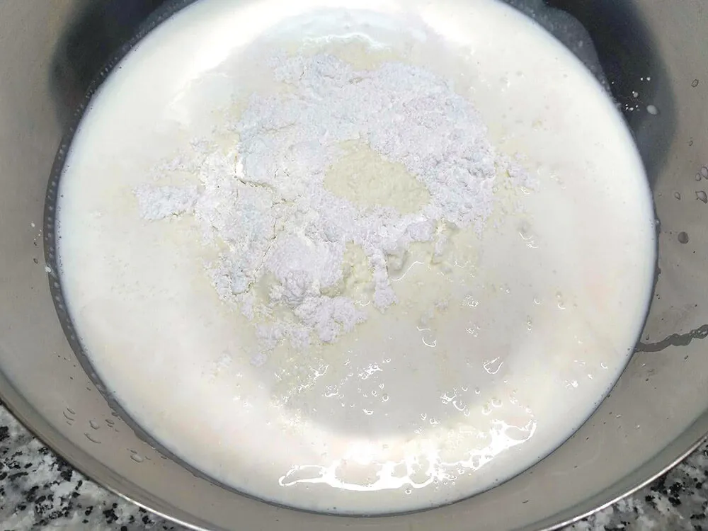 Leche, mató, crema de leche, azúcar y cuajada en polvo.