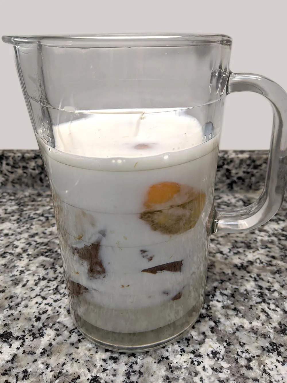 Jarra con yogures, leche, azúcar y huevos.