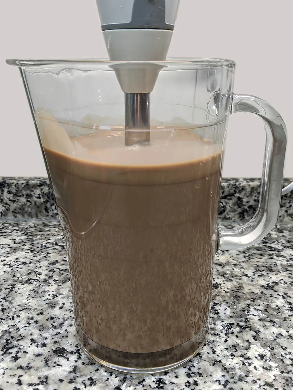 Jarra con ingredientes triturados.