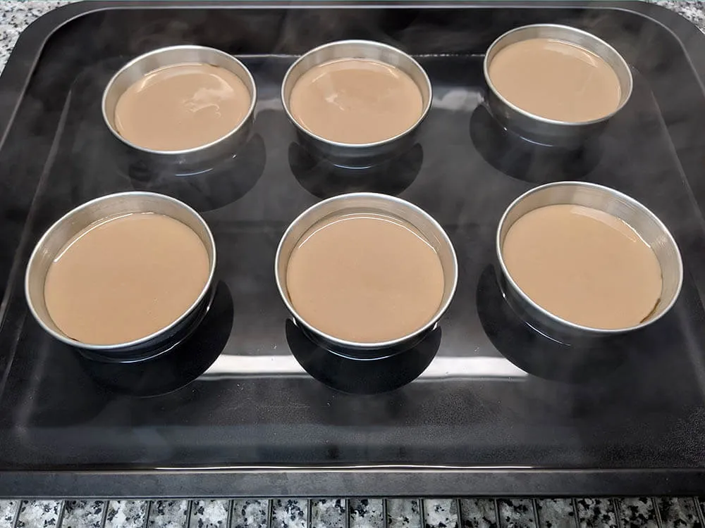 Bandeja de horno con flaneras rellenas.