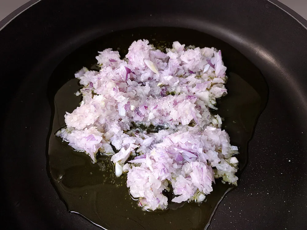 Cebolla picada pochando.