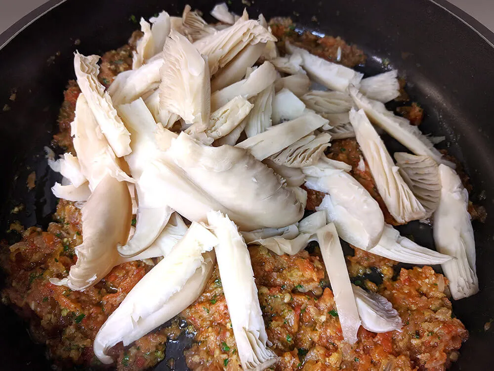 Sofrito con picada y gírgolas.