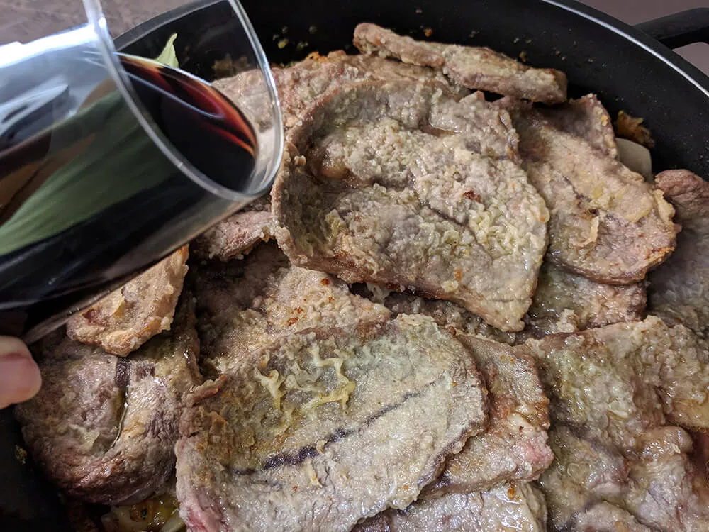 Ternera frita, sofrito, gírgolas y vino.