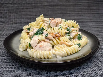 Fusilli con salmón y espinacas baby