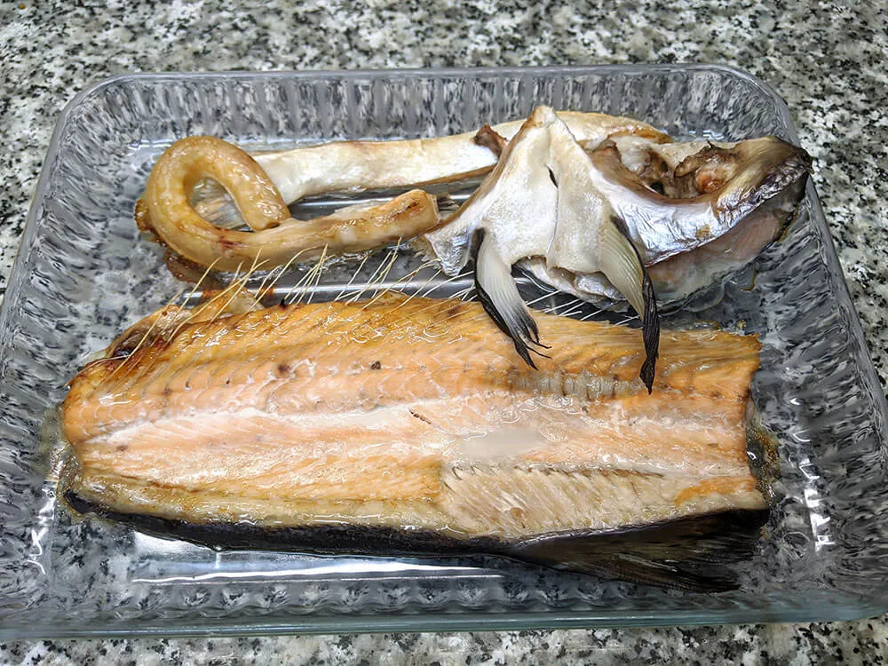 Espina de salmón horneada.