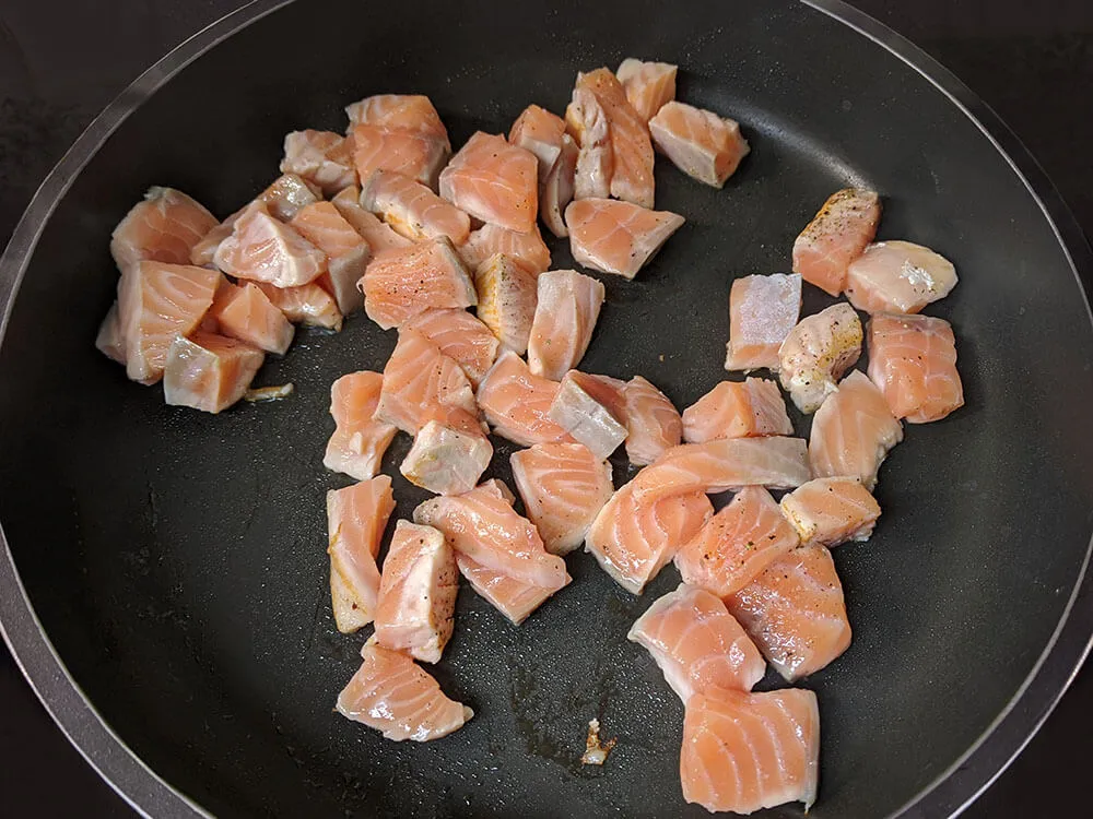 Dados de salmón salteado.