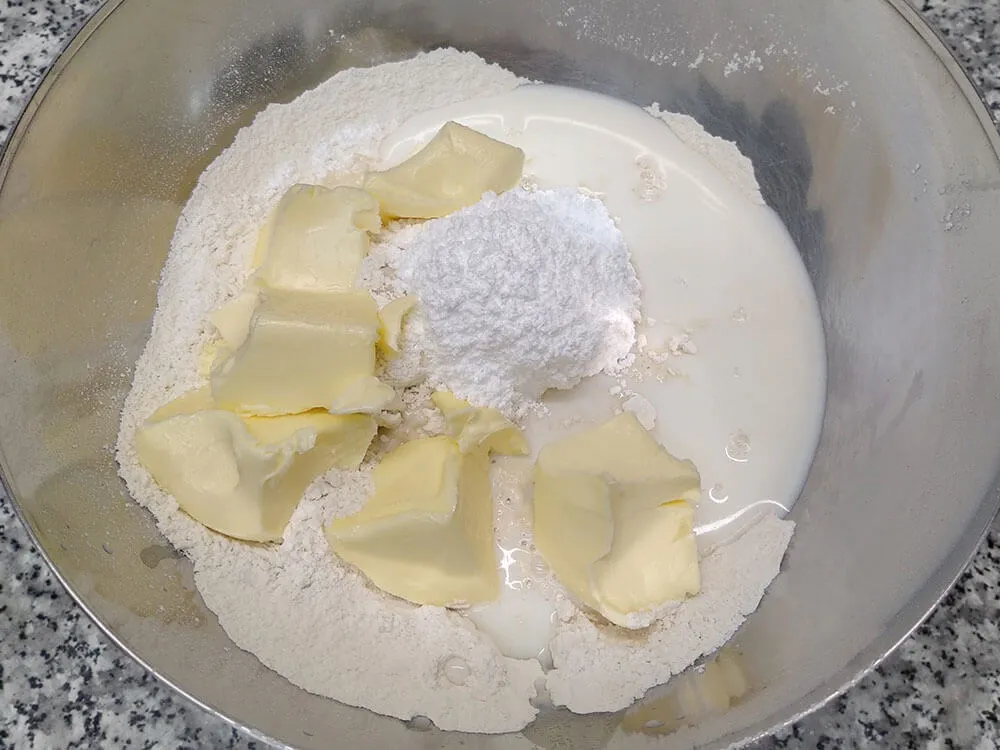 Harina tamizada, azúcar glas, mantequilla y leche.