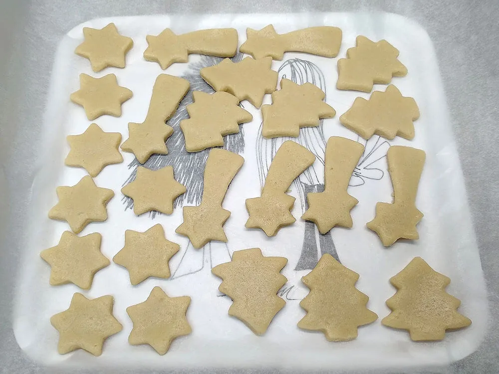 Galletas en bandeja listas para refrigerar.