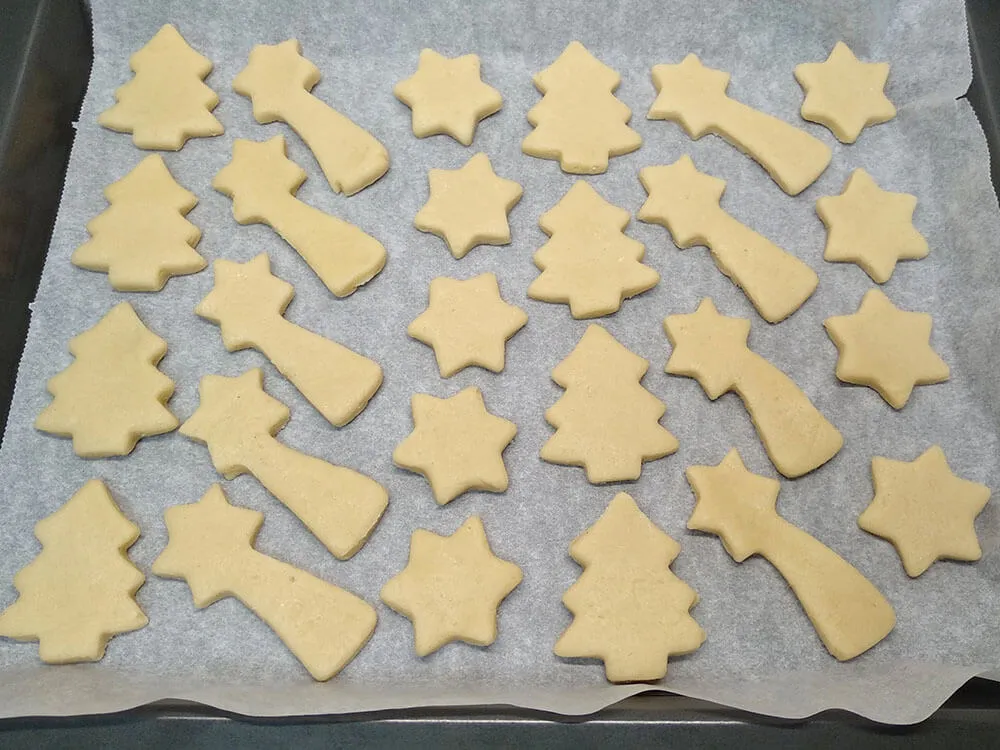 Galletas de mantequilla en bandeja de hornear.