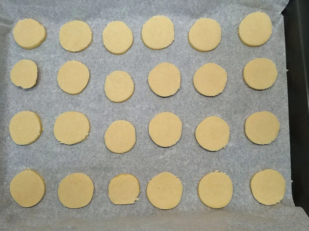 Galletas de parmesano listas para hornear.