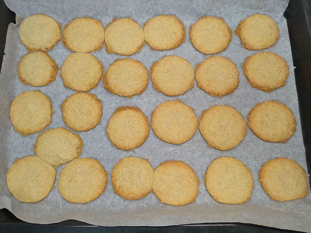 Galletas de parmesano horneadas.