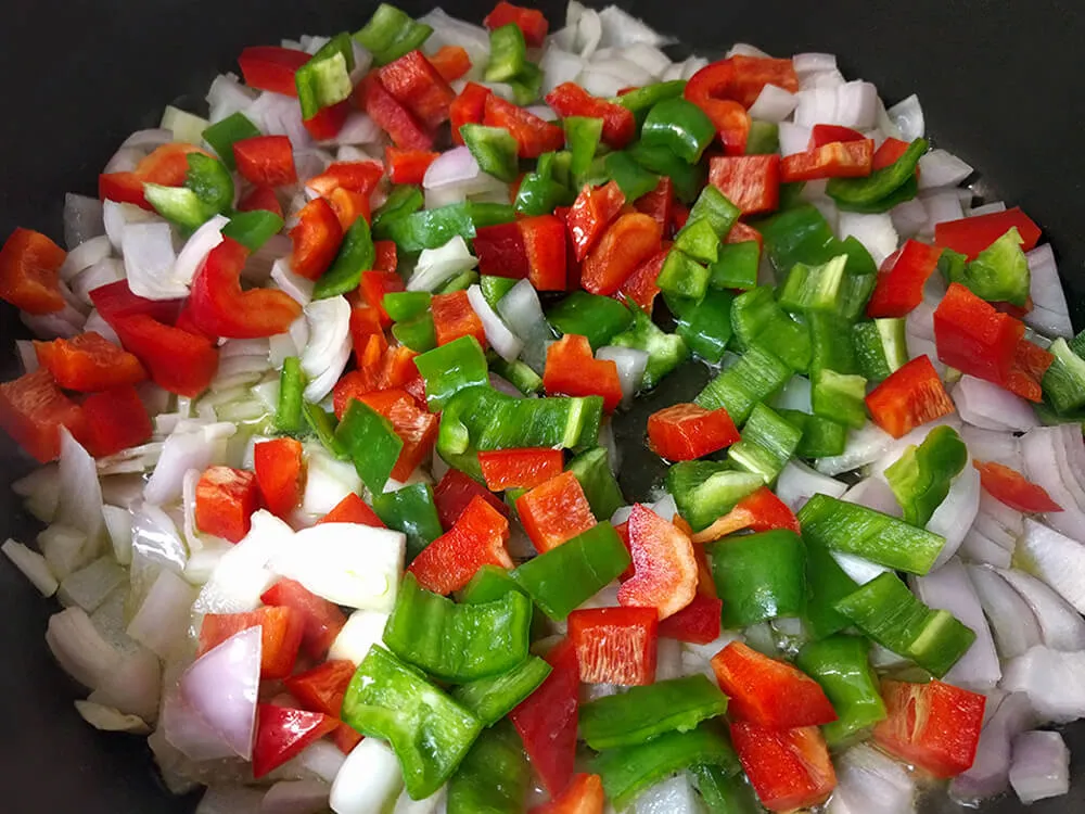 Cebolla y pimientos rojo y verde pochando