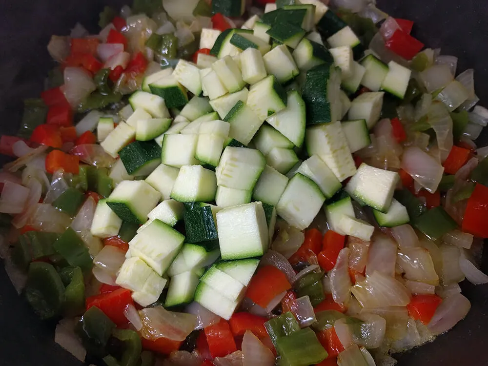 Cebolla y pimientos pochados con calabacín